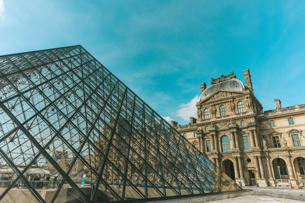La pyramide du Louvre, un autre lieu touristique et culturel emblématique, théâtre d'évènements inoubliables